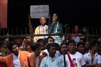 Aung_San_Suu_Kyi_speaking_to_supporters_at_National_League_for_Democracy_(NLD)_headquarter